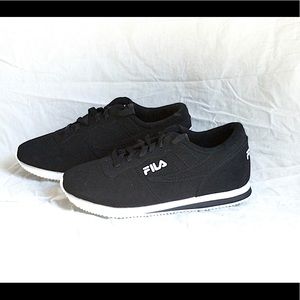 Women’s Fila black sneakers. Size 7.5. Joggers. Trendy. White sole. Gym shoes.